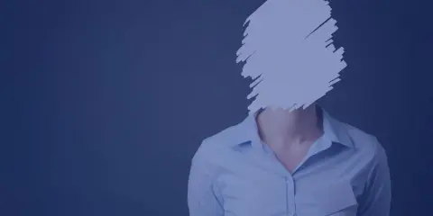Persona con volto oscurato, simbolo della pseudonimizzazione dei dati per proteggere l'identità.