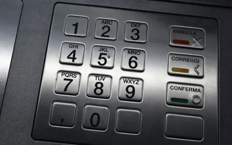 Tastiera di un bancomat, con numeri e tasti funzione. Spero che nessuno mi abbia visto il pin del bancomat mentre lo digitavo.