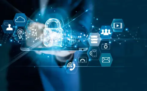 Icone di sicurezza digitale e cloud su uno smartphone, con un lucchetto luminoso al centro. La **application security** è fondamentale per proteggere i dati.