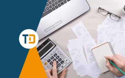 Scrivania con laptop, calcolatrice, occhiali e ricevute. Una mano scrive su un quaderno, forse per una nota credito per errata fatturazione.