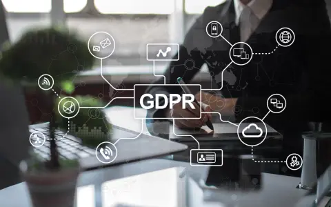 Persona che lavora su un tablet, con un diagramma che mostra il GDPR e icone relative alla privacy e alla tecnologia. La legge privacy in vigore è al centro.