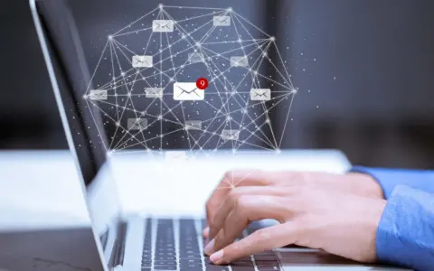 Mani che digitano su un laptop, con un grafico di email connesse e un **tracking pixel** che indica nuove notifiche.
