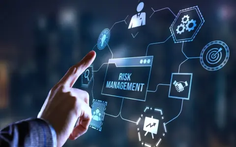 Dito un dito interagisce con un pannello "Risk Management" che mostra icone per analisi, persone, ingranaggi, obiettivi e accordi, illustrando il **cyber risk management**.