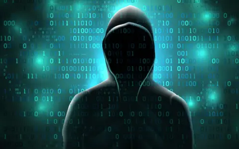 Silhouette di un hacker con sfondo di codice binario. Esempi di frodi informatiche.