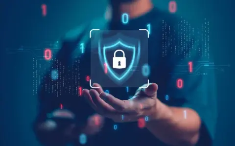 Scudo con lucchetto e codice binario fluttuante, simbolo di cybersecurity Italia.