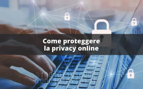 Mani su tastiera di laptop, simboli di lucchetto e linee di connessione indicano la necessità di proteggere la privacy online.