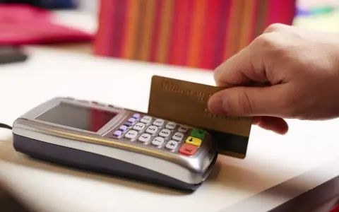 Pagamento con carta di credito. Se la carta è clonata, i tempi rimborso sono una preoccupazione.
