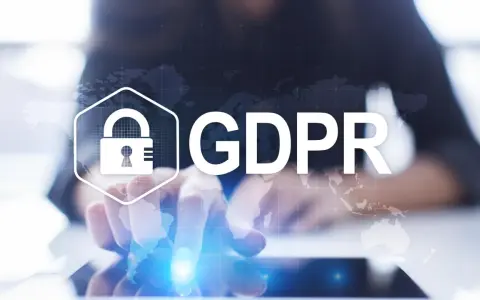 Icona lucchetto e testo GDPR su sfondo di mani che interagiscono con un tablet. Il responsabile del trattamento dati è al centro.