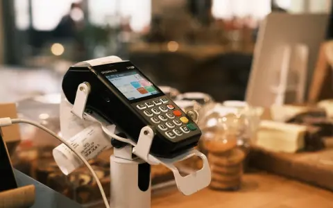 Terminale POS con scontrino stampato, pronto per la chiusura POS obbligatoria a fine giornata.
