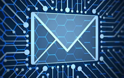 Busta digitale su sfondo blu con circuiti, simbolo di violazione della privacy sul posto di lavoro e accesso non autorizzato alle comunicazioni.