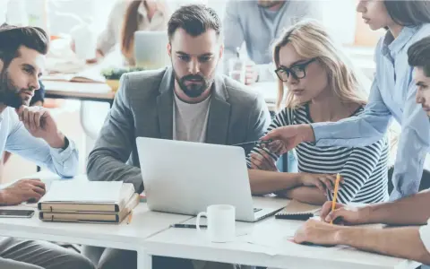 Team collabora su un progetto, mostrando un'efficace comunicazione interna aziendale.