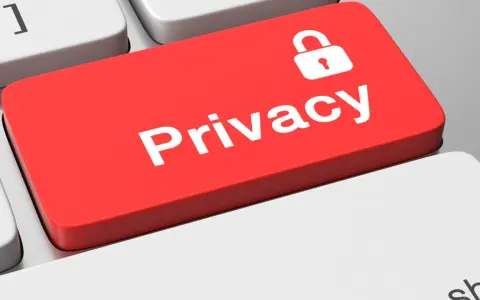 Tasto rosso "Privacy" con lucchetto, simboleggia cosa fanno i tracker: invadono la nostra privacy.