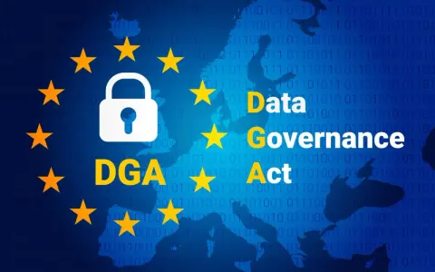 Simboli dell'UE e lucchetto su sfondo di codice binario. Testo: "Data Governance Act" (DGA).