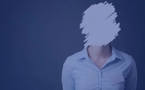 Persona con volto oscurato, simbolo della pseudonimizzazione dei dati per proteggere l'identità.
