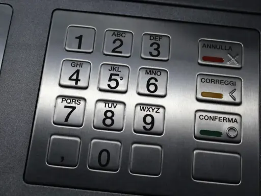 Tastiera di un bancomat, con numeri e tasti funzione. Spero che nessuno mi abbia visto il pin del bancomat mentre lo digitavo.