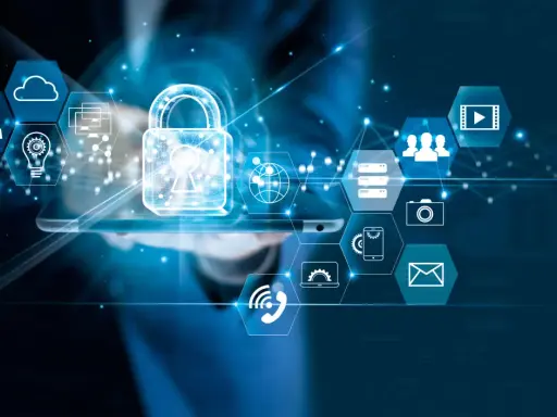 Icone di sicurezza digitale e cloud su uno smartphone, con un lucchetto luminoso al centro. La **application security** è fondamentale per proteggere i dati.