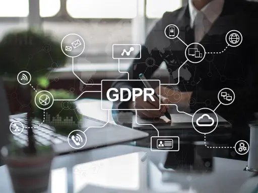 Persona che lavora su un tablet, con un diagramma che mostra il GDPR e icone relative alla privacy e alla tecnologia. La legge privacy in vigore è al centro.