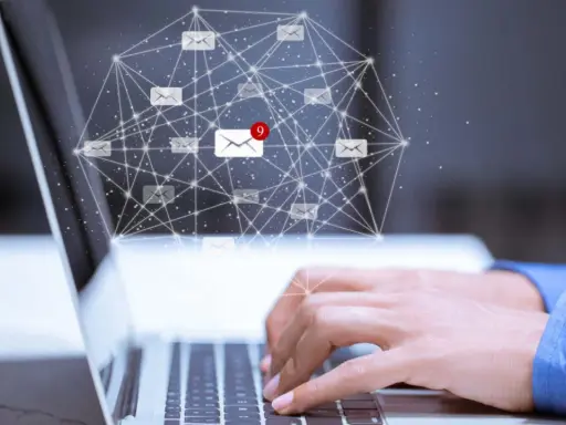 Mani che digitano su un laptop, con un grafico di email connesse e un **tracking pixel** che indica nuove notifiche.