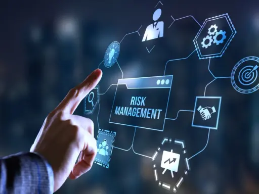 Dito un dito interagisce con un pannello "Risk Management" che mostra icone per analisi, persone, ingranaggi, obiettivi e accordi, illustrando il **cyber risk management**.