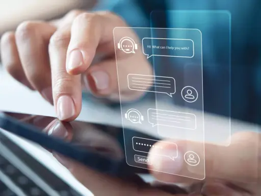 Dita interagisce con un'interfaccia di chat virtuale su uno smartphone, mostrando il controllo della chat.