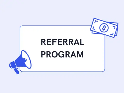 Un megafono annuncia un "Referral Program". Banconote con simbolo del dollaro suggeriscono guadagni. Scopri cos'è un codice referral per invitare amici e guadagnare!