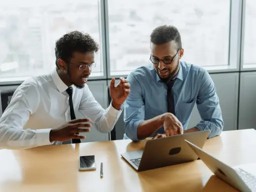 Due professionisti discutono idee per una strategia di comunicazione efficace. Un'agenzia di comunicazione cosa fa? Crea progetti per il successo dei clienti.