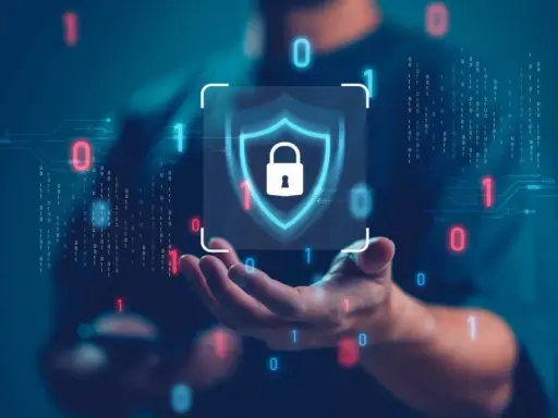 Scudo con lucchetto e codice binario fluttuante, simbolo di cybersecurity Italia.