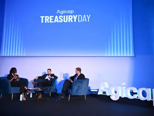 Panel di discussione al Treasury Day Agicap. Un responsabile tesoreria e altri relatori discutono su poltrone blu.