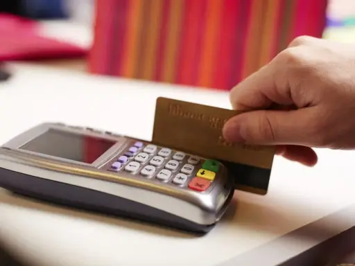 Pagamento con carta di credito. Se la carta è clonata, i tempi rimborso sono una preoccupazione.