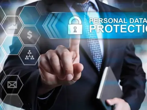 Uomo in giacca e cravatta tocca uno schermo con icone digitali. Il testo "PERSONAL DATA PROTECTION" e un lucchetto indicano la minimizzazione dei dati e la sicurezza.