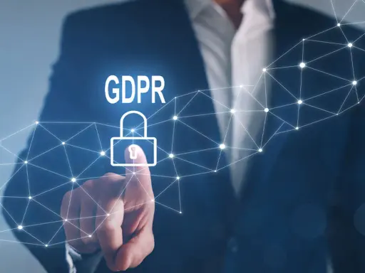 Un uomo in giacca e cravatta tocca un lucchetto stilizzato con la scritta GDPR, simbolo della protezione dei dati personali.