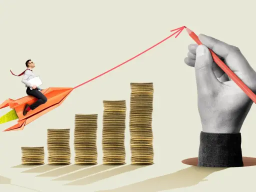 Uomo su razzo di carta, simbolo di crescita finanziaria guidata da un capo del controlling che disegna il futuro con una matita.