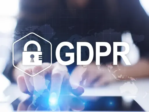 Icona lucchetto e testo GDPR su sfondo di mani che interagiscono con un tablet. Il responsabile del trattamento dati è al centro.