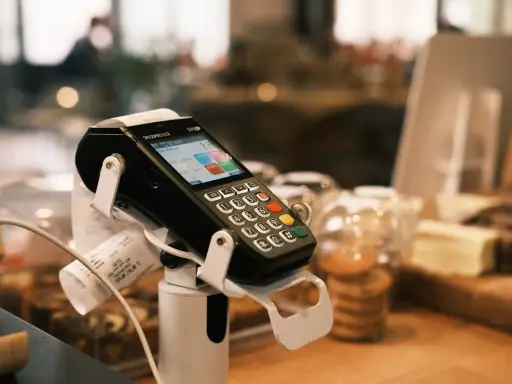 Terminale POS con scontrino stampato, pronto per la chiusura POS obbligatoria a fine giornata.