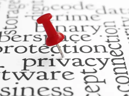 Puntina rossa su "privacy" in un testo che parla di protezione dati e sicurezza. La privacy by default è fondamentale.