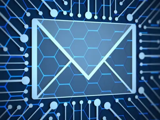 Busta digitale su sfondo blu con circuiti, simbolo di violazione della privacy sul posto di lavoro e accesso non autorizzato alle comunicazioni.