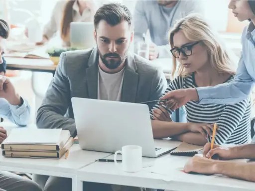 Team collabora su un progetto, mostrando un'efficace comunicazione interna aziendale.