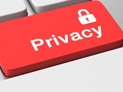 Tasto rosso "Privacy" con lucchetto, simboleggia cosa fanno i tracker: invadono la nostra privacy.