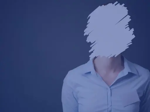 Persona con volto oscurato, simbolo della pseudonimizzazione dei dati per proteggere l'identità.