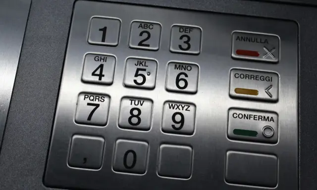 Tastiera di un bancomat, con numeri e tasti funzione. Spero che nessuno mi abbia visto il pin del bancomat mentre lo digitavo.