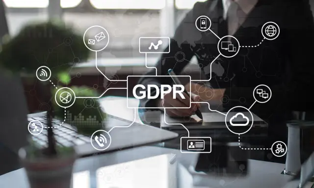 Persona che lavora su un tablet, con un diagramma che mostra il GDPR e icone relative alla privacy e alla tecnologia. La legge privacy in vigore è al centro.