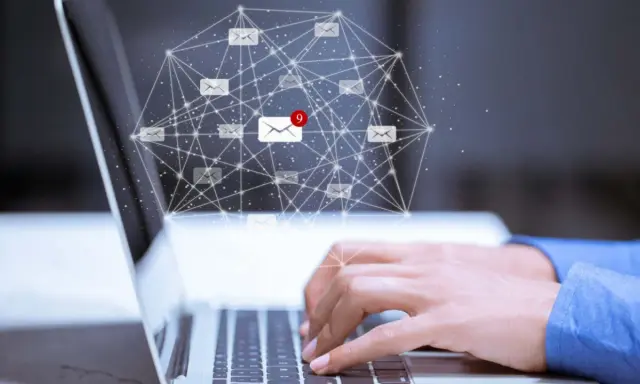 Mani che digitano su un laptop, con un grafico di email connesse e un **tracking pixel** che indica nuove notifiche.