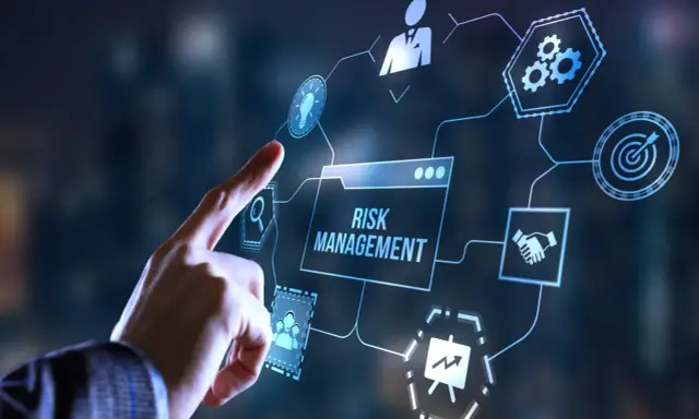 Dito un dito interagisce con un pannello "Risk Management" che mostra icone per analisi, persone, ingranaggi, obiettivi e accordi, illustrando il **cyber risk management**.