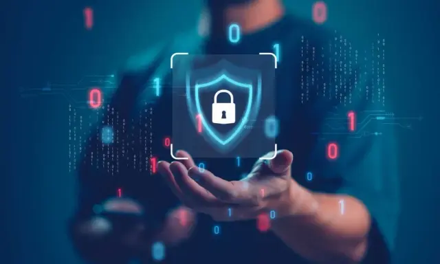 Scudo con lucchetto e codice binario fluttuante, simbolo di cybersecurity Italia.