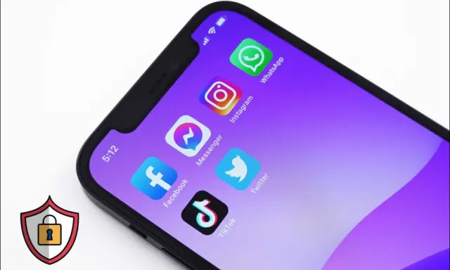 Schermo di uno smartphone con icone di app social. Un simbolo di scudo con lucchetto suggerisce preoccupazioni sulla privacy e il tracciamento cross-site.