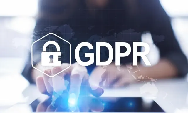 Icona lucchetto e testo GDPR su sfondo di mani che interagiscono con un tablet. Il responsabile del trattamento dati è al centro.