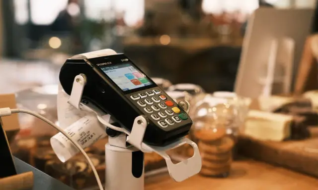Terminale POS con scontrino stampato, pronto per la chiusura POS obbligatoria a fine giornata.