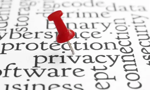 Puntina rossa su "privacy" in un testo che parla di protezione dati e sicurezza. La privacy by default è fondamentale.