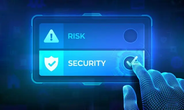 Dito, un dito digitale seleziona "Security" su uno schermo, indicando gli orientamenti EBA per le esternalizzazioni.