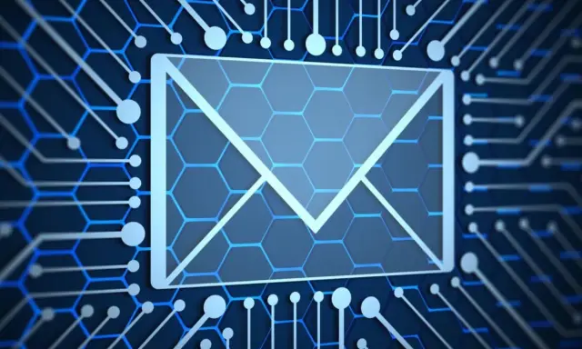 Busta digitale su sfondo blu con circuiti, simbolo di violazione della privacy sul posto di lavoro e accesso non autorizzato alle comunicazioni.